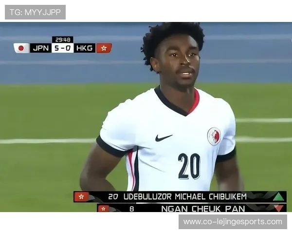 足球黑人球星深思时刻展现力量与智慧的独特瞬间